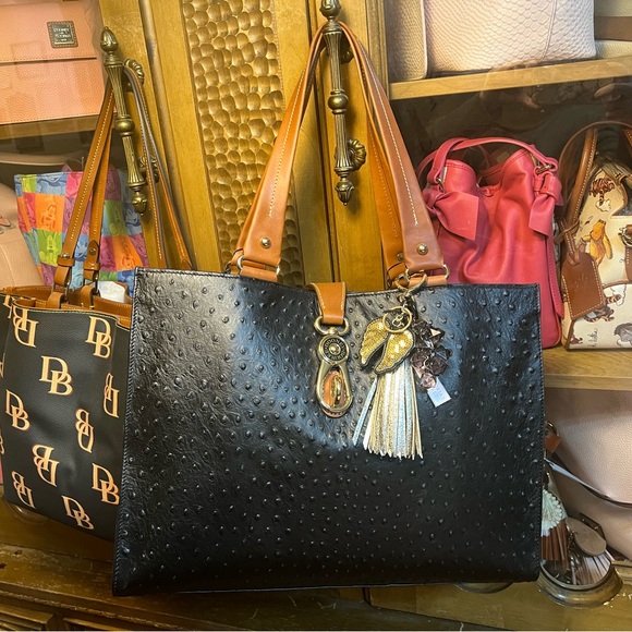 Dooney & Bourke beautiful hydrangea print wristlet pouch brand new with tags - Picture 10 of 12